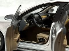 1:18 AUDI A8 Long W12 Ice Silver 2010 - Kyosho / Dealer