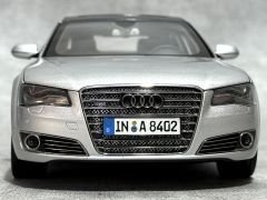 1:18 AUDI A8 Long W12 Ice Silver 2010 - Kyosho / Dealer