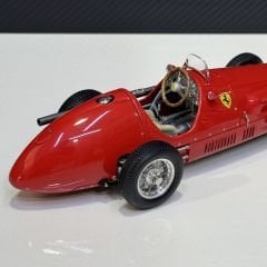 1:18 Ferrari 500 F2 Der Doppelweltmeister 1953 Red - CMC