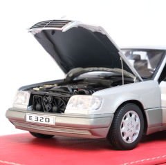 1:18 Mercedes-Benz E Class E320 W124 Silver 1995 -Autoart