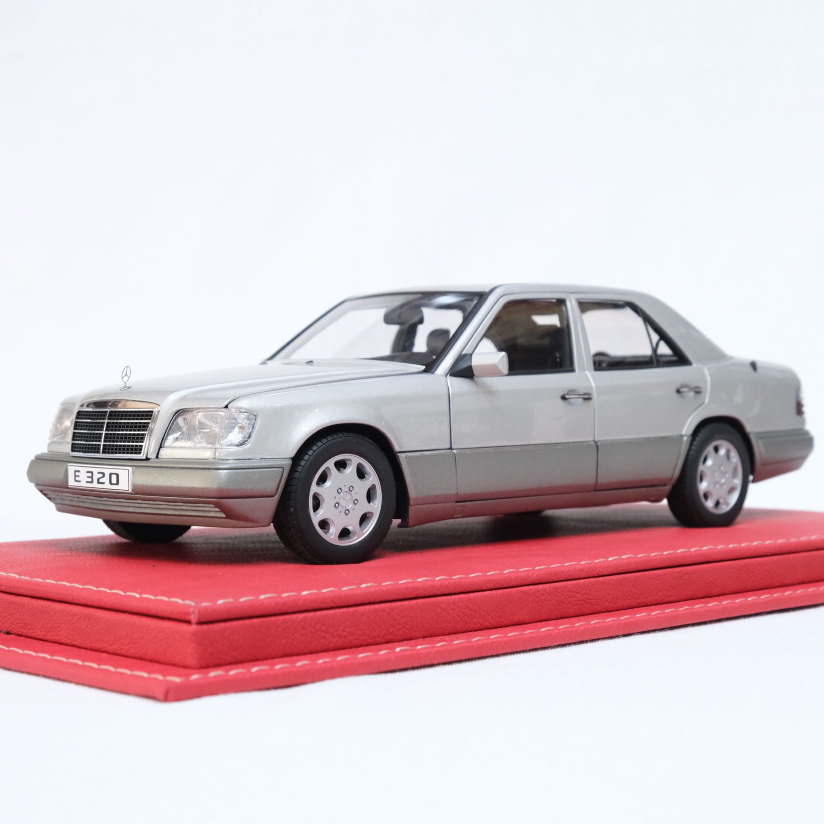 1:18 Mercedes-Benz E Class E320 W124 Silver 1995 -Autoart