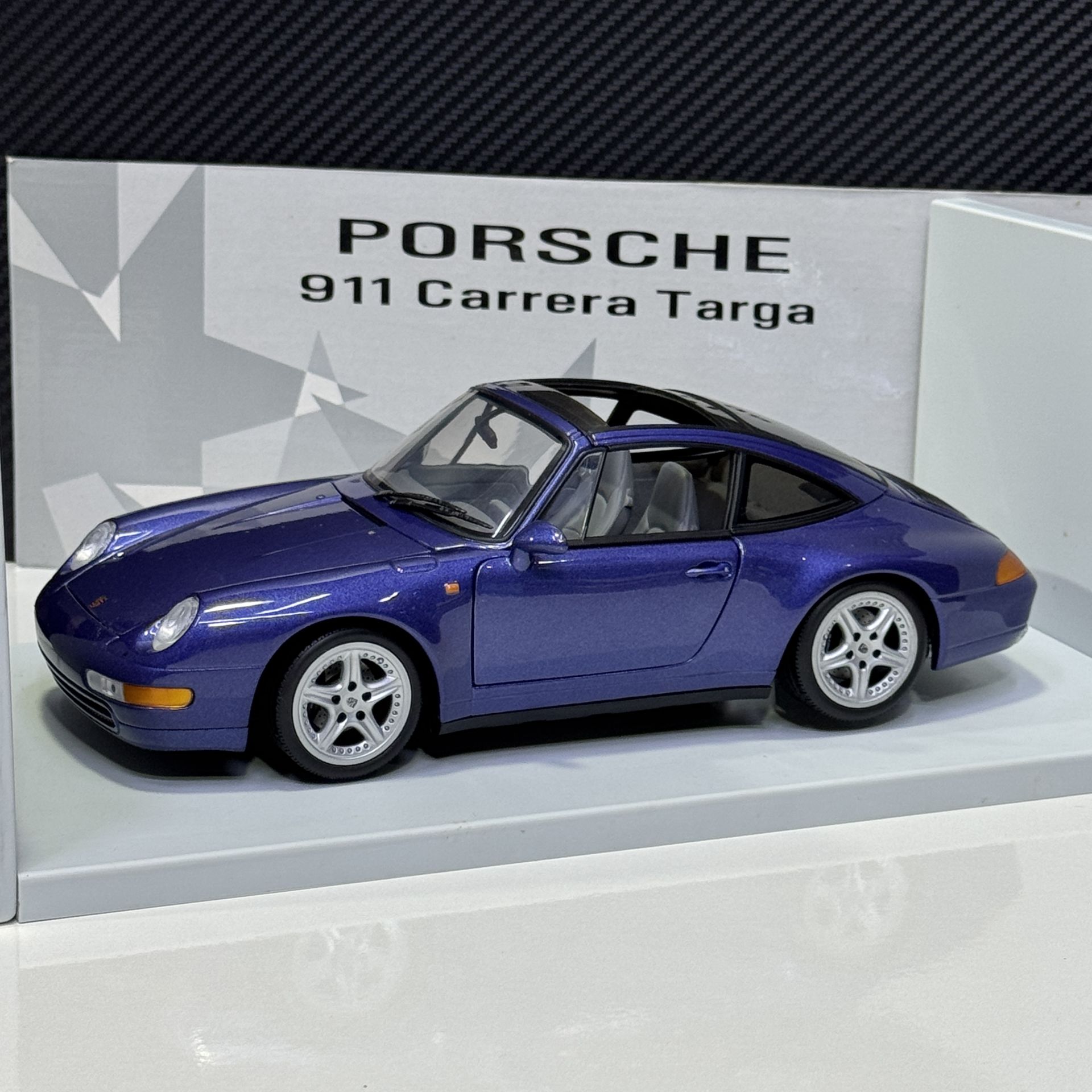 1:18 Porsche 911 Carrera 993 Targa Blue Met - UT Models