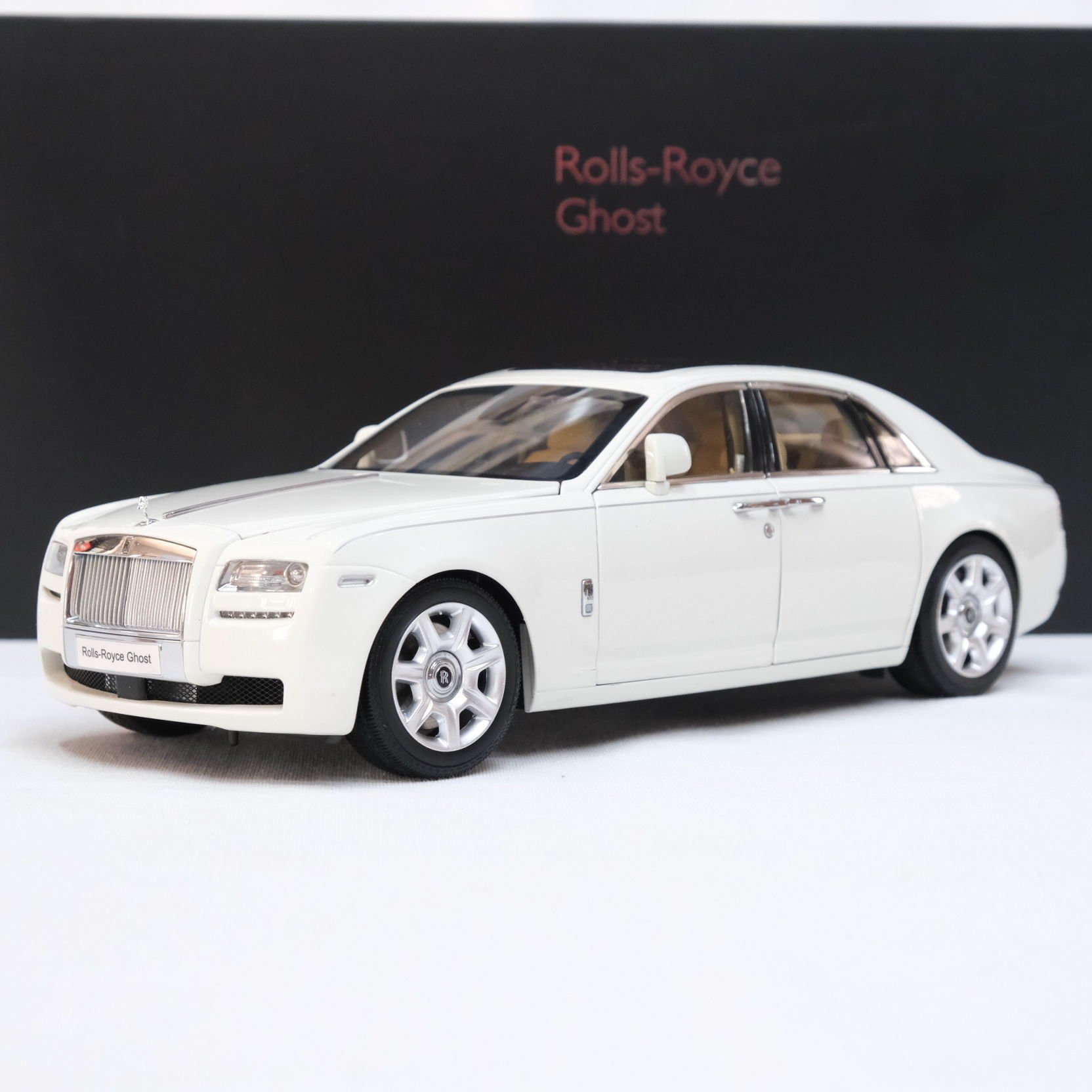 1:18 Rolls Royce Ghost 2011 English White - Kyosho