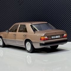 1:18 Mercedes-Benz 230E W124 1989 Rosewood - Norev