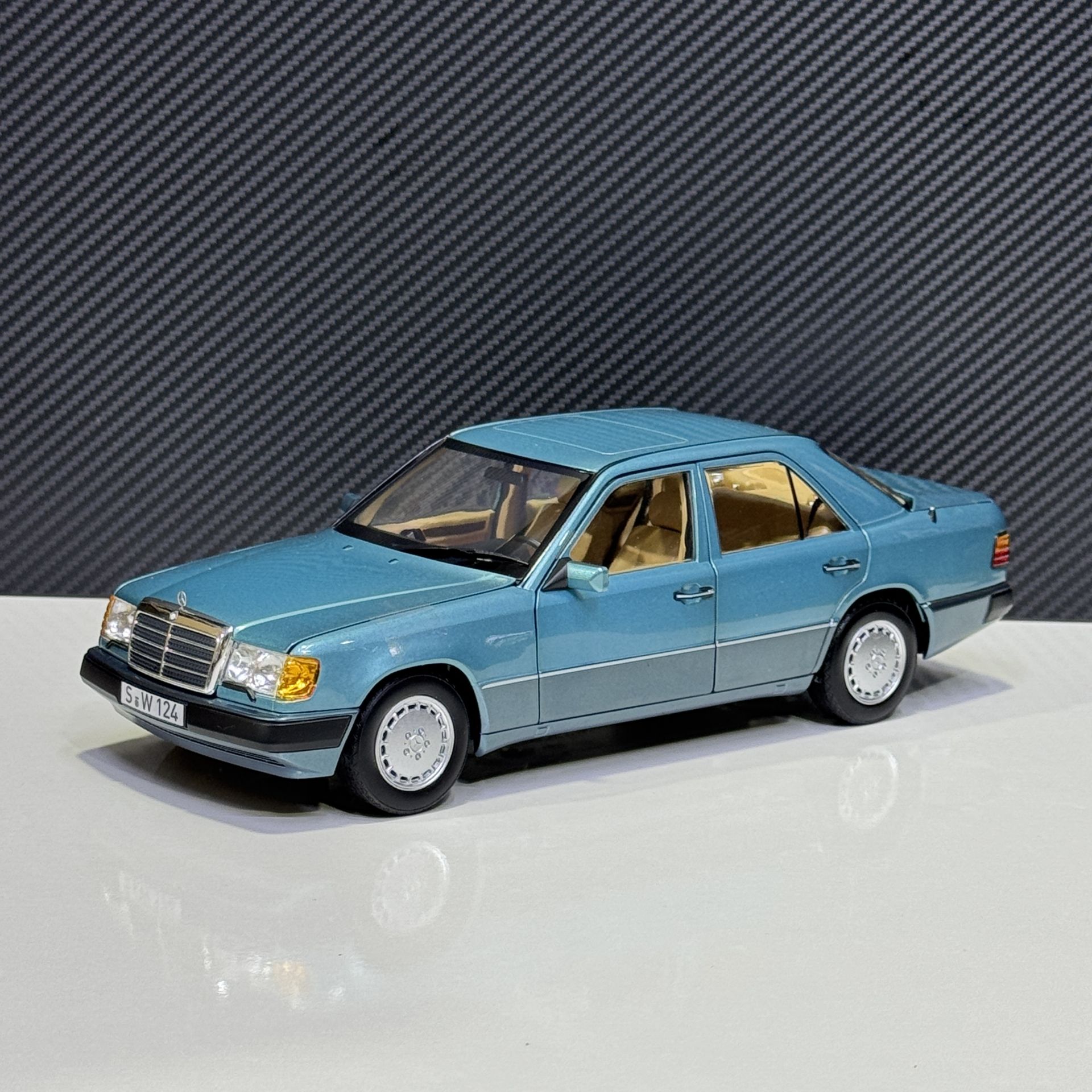 1:18 Mercedes-Benz 230E W124 1989 Beryll Green - Norev