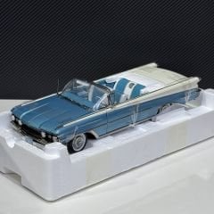 1:18 Oldsmobile 98 Open Convertible 1959 - SunStar Platinum