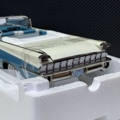1:18 Oldsmobile 98 Open Convertible 1959 - SunStar Platinum