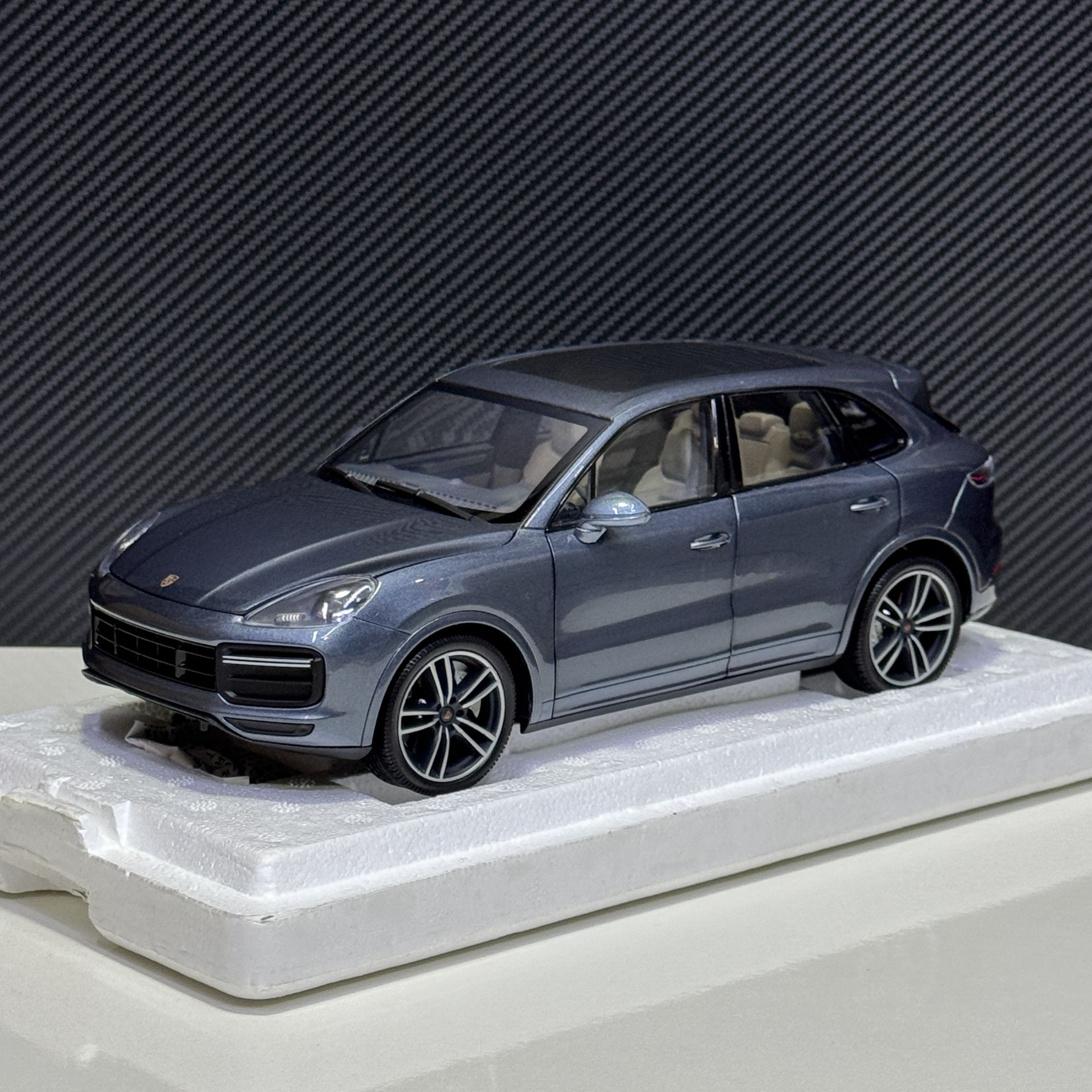 1:18 Porsche Cayenne Turbo S 2017 Blue Metallic - Minichamps