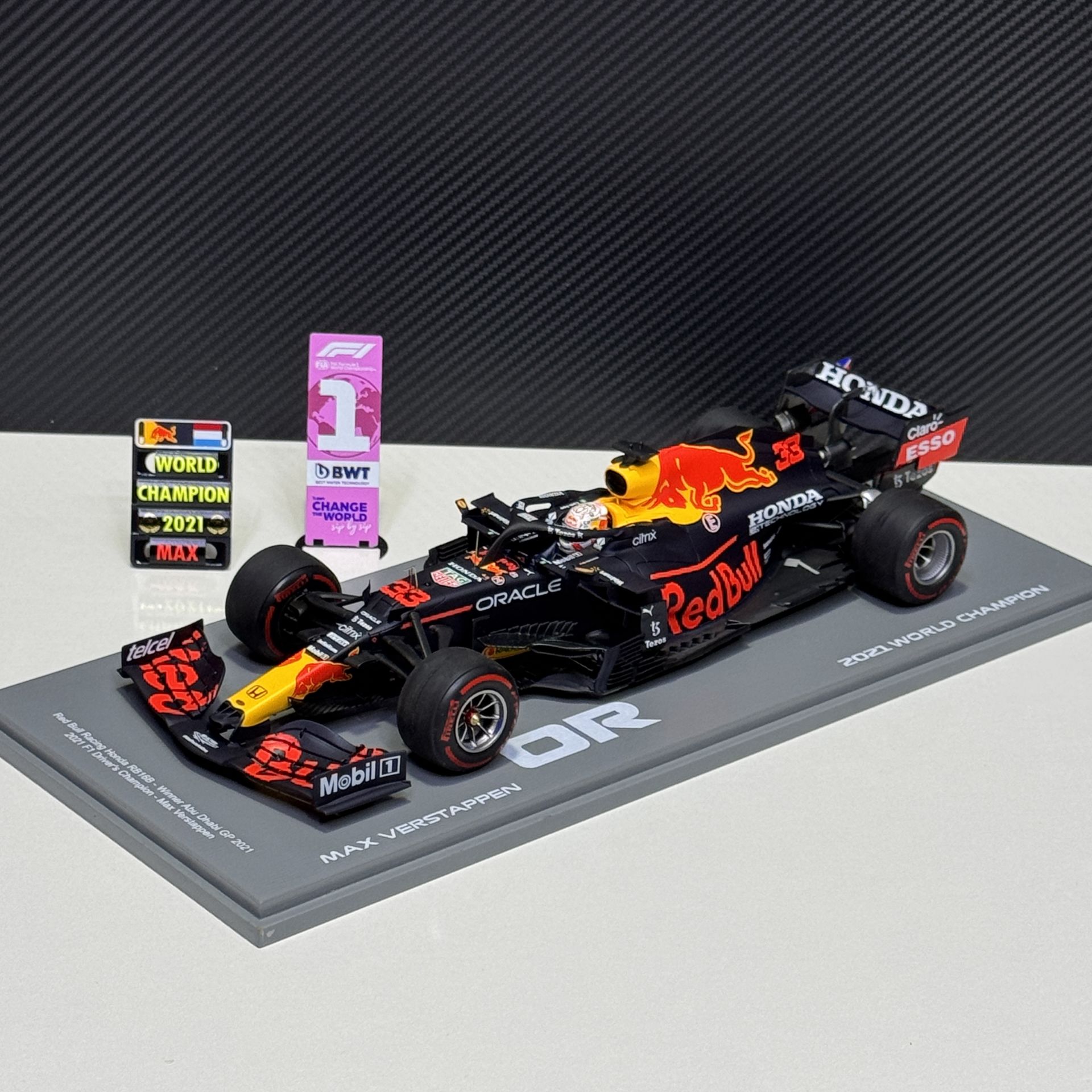 1:18 Red Bull Racing Honda RB16B World Champion 2021 - Spark