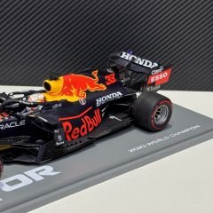 1:18 Red Bull Racing Honda RB16B World Champion 2021 - Spark