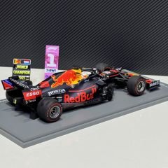 1:18 Red Bull Racing Honda RB16B World Champion 2021 - Spark