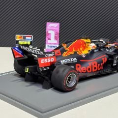 1:18 Red Bull Racing Honda RB16B World Champion 2021 - Spark