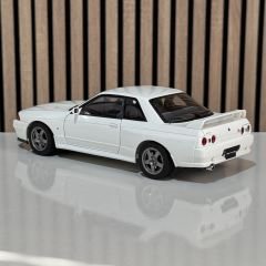1:18 Nissan Skyline GT-R R32 Crystal White 1990 - Autoart