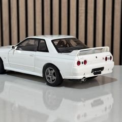 1:18 Nissan Skyline GT-R R32 Crystal White 1990 - Autoart