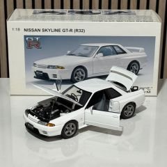 1:18 Nissan Skyline GT-R R32 Crystal White 1990 - Autoart