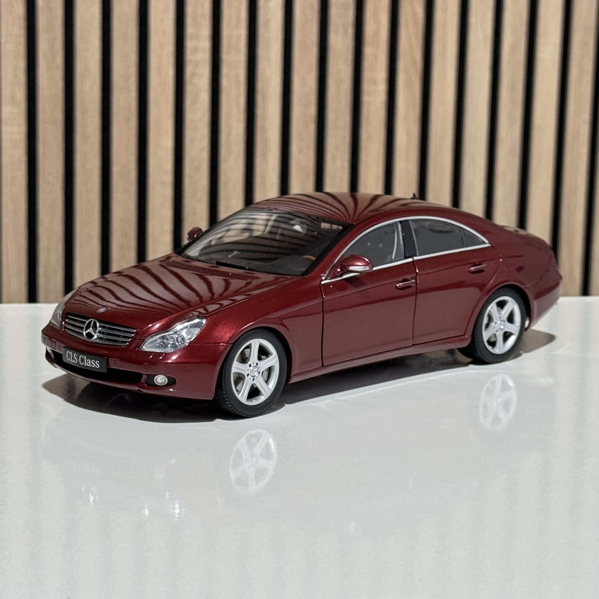 1:18 Mercedes-Benz CLS 500 Wine Red - Kyosho