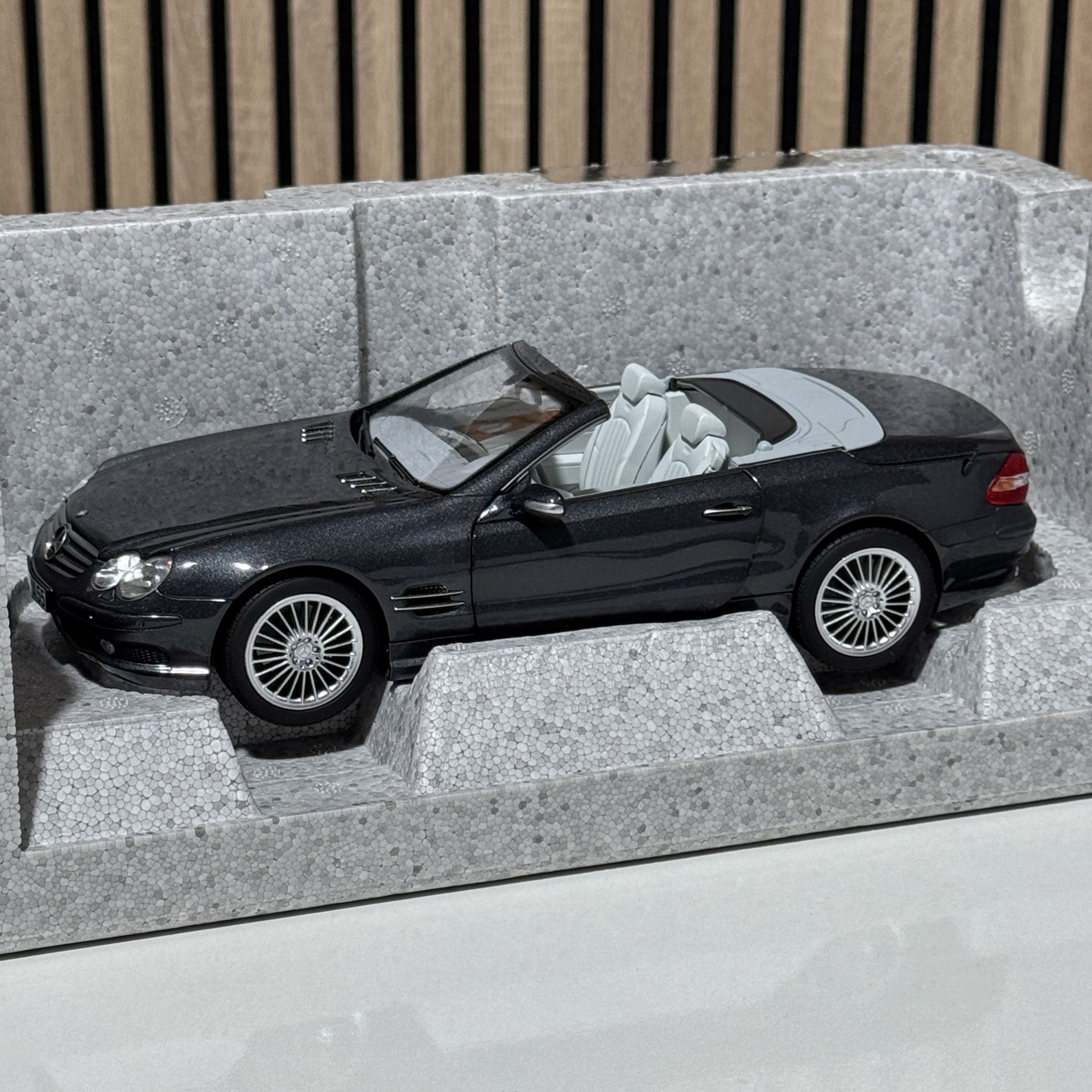 1:18 Mercedes-Benz SL55 AMG 2001 R230 - Norev