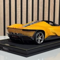 1:18 Ferrari Daytona SP3 Giallo Tristrato 48 pcs - BBR