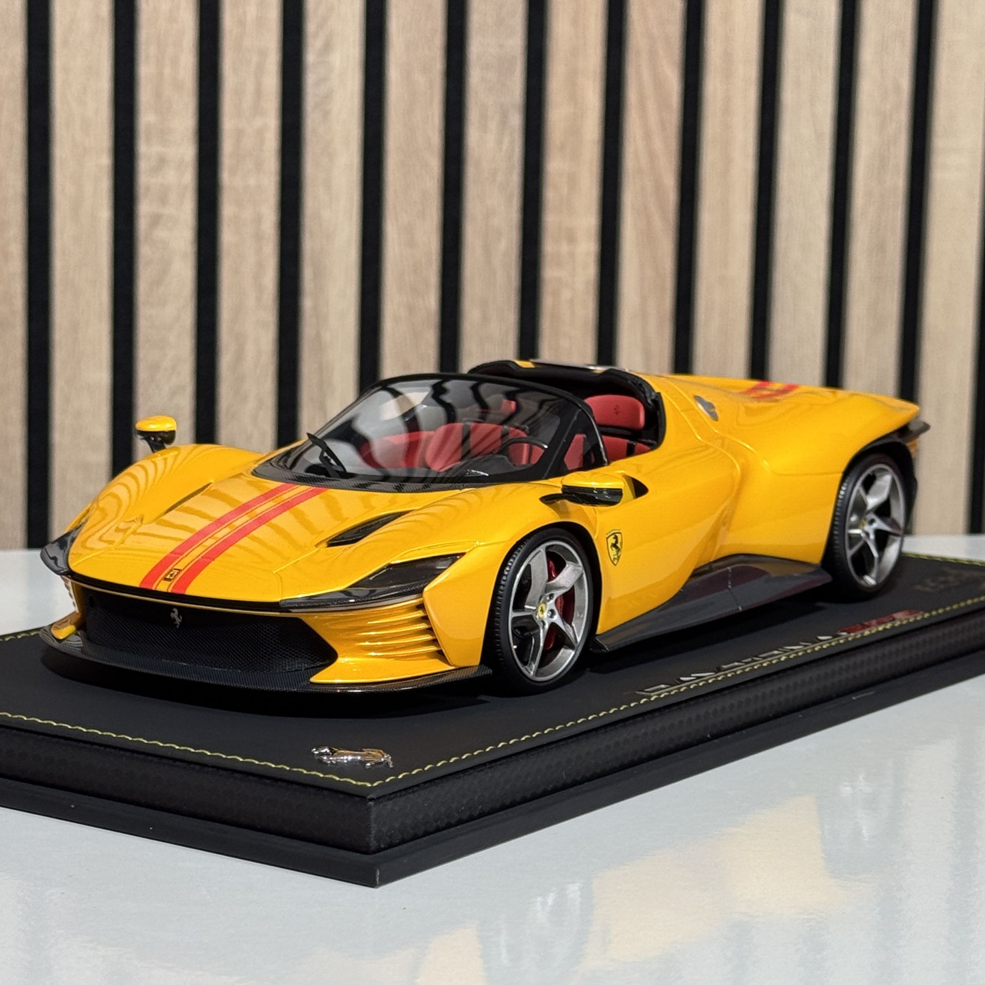 1:18 Ferrari Daytona SP3 Giallo Tristrato 48 pcs - BBR