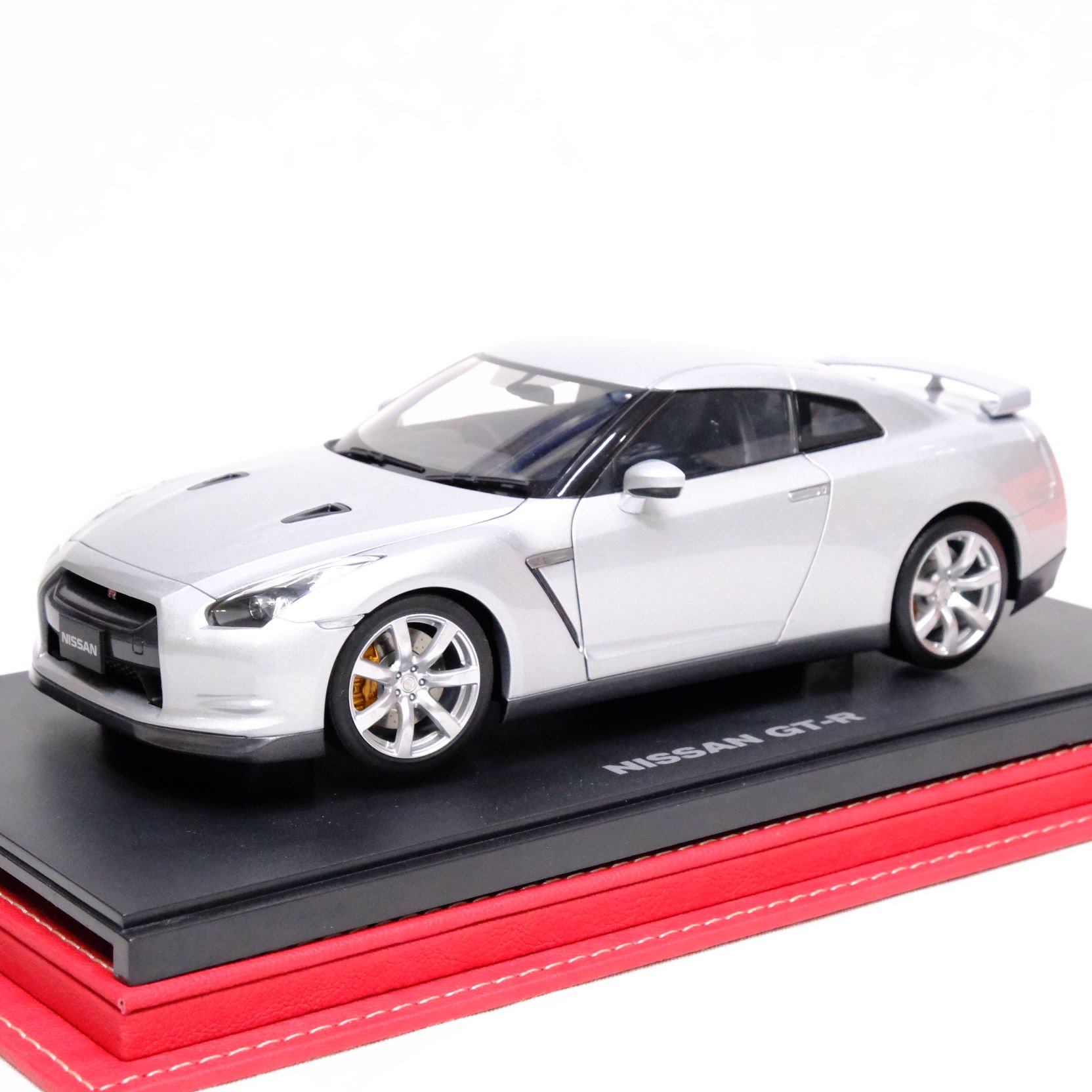 1:18 Nissan GT-R R35 Ultimate Metal Silver 2007 - Autoart