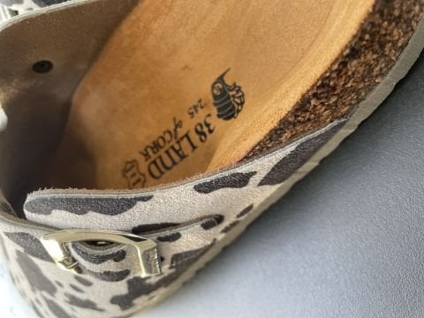 Land of Cork İnek Desenli Ortopedik Terlik – El Yapımı, Mantar Taban, Kadın Günlük Terlik