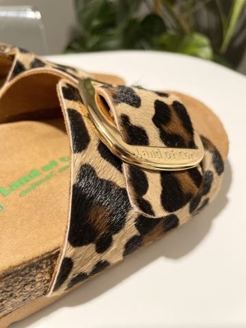 Land of Cork mantar tabanlı leopar desenli deri terlik