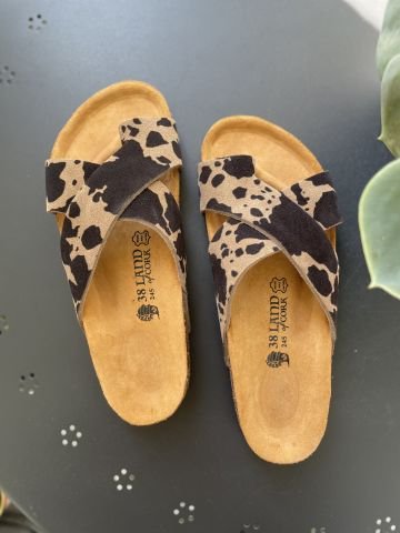 Land of Cork Parmak Arası Animal Cow Print Süet Deri Kadın Terlik – Anatomik Doğal Mantar Taban