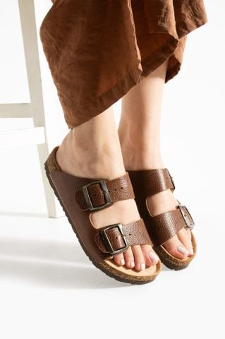 Land of Cork Kahve Hakiki Deri Çift Toka Terlik – Doğal Mantar Taban, Anatomik Unisex