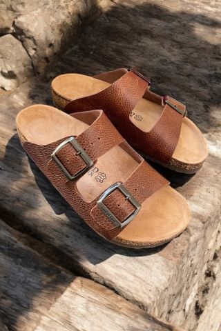 Land of Cork Kahve Hakiki Deri Çift Toka Terlik – Doğal Mantar Taban, Anatomik Unisex