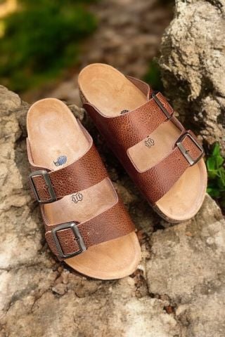 Land of Cork Kahve Hakiki Deri Çift Toka Terlik – Doğal Mantar Taban, Anatomik Unisex