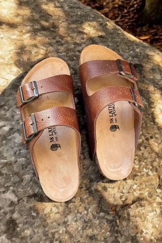 Land of Cork Kahve Hakiki Deri Çift Toka Terlik – Doğal Mantar Taban, Anatomik Unisex