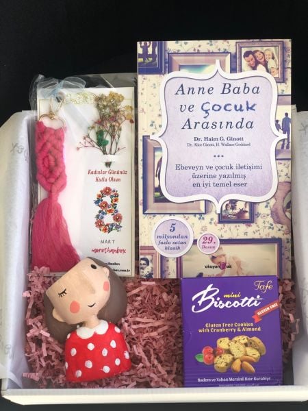 Kadınlar Günü Kitaplı Hediye Kutusu