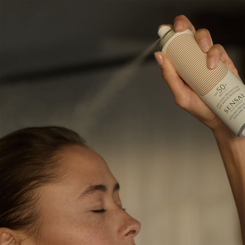 Silky Bronze Anti-Ageing Cooling Protective Suncare Spray Spf50 - Yaşlanma Karşıtı Güneş Koruyucu Sprey