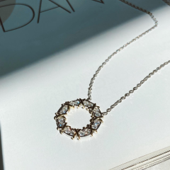 Gold detaylı yuvarlak kolye