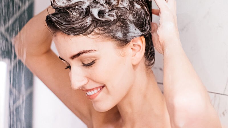 Saç Dökülmesini Önleyen Şampuan Kullanmanın Faydaları