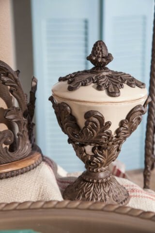 Baroque Pedestal Nut Bo