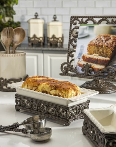 Stonewr Loaf dish/metal base