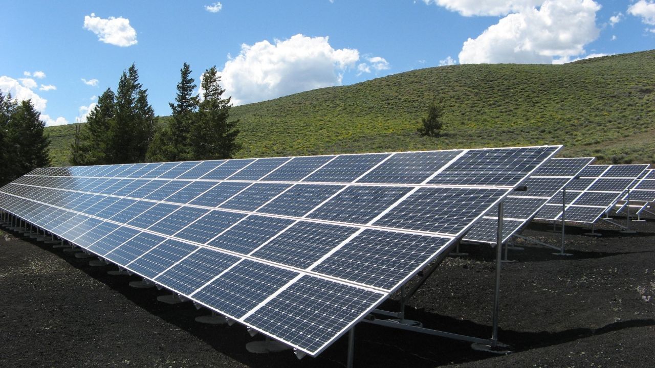 İnşaat Projelerinde Güneş Enerjisi ve Enerji Depolama Sistemleri: Müteahhitler İçin Sürdürülebilir ve Ekonomik Çözümler