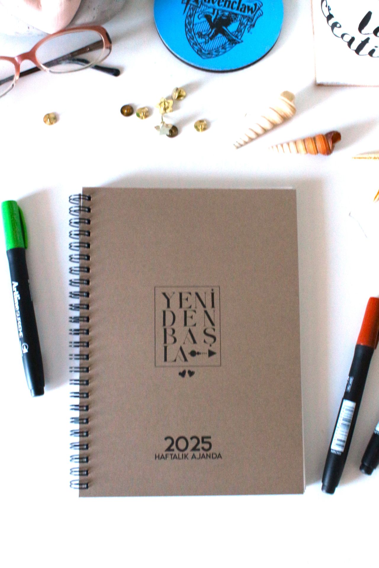 SEVGİLİLER GÜNÜNE ÖZEL TASARLANMIŞ KALPLİ BEJ KAPAKLI 2025 YENİDEN BAŞLA HAFTALIK AJANDA