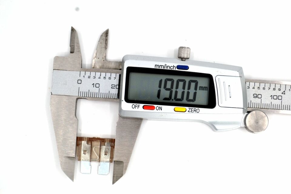 100 Adet 7,5A Füme Standart Oto Bıçak Sigorta 12V - 32V DC
