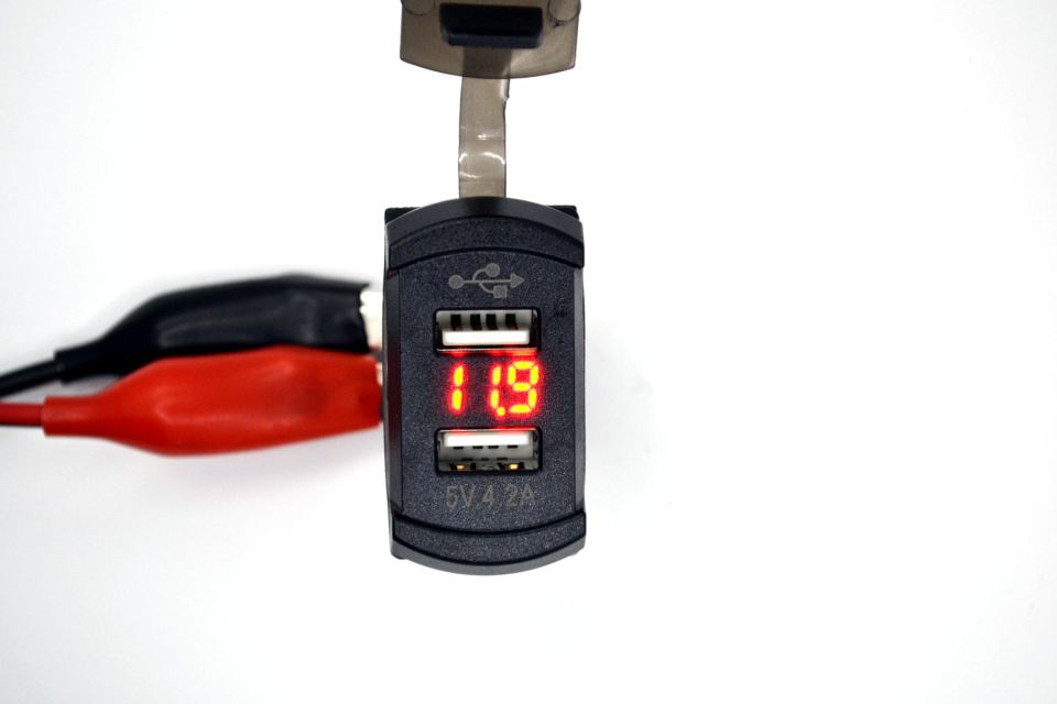 12V 24V DC USB 4.2A Şarj Port Voltmetreli Dikdörtgen Kırmızı Rakam MT-SK53