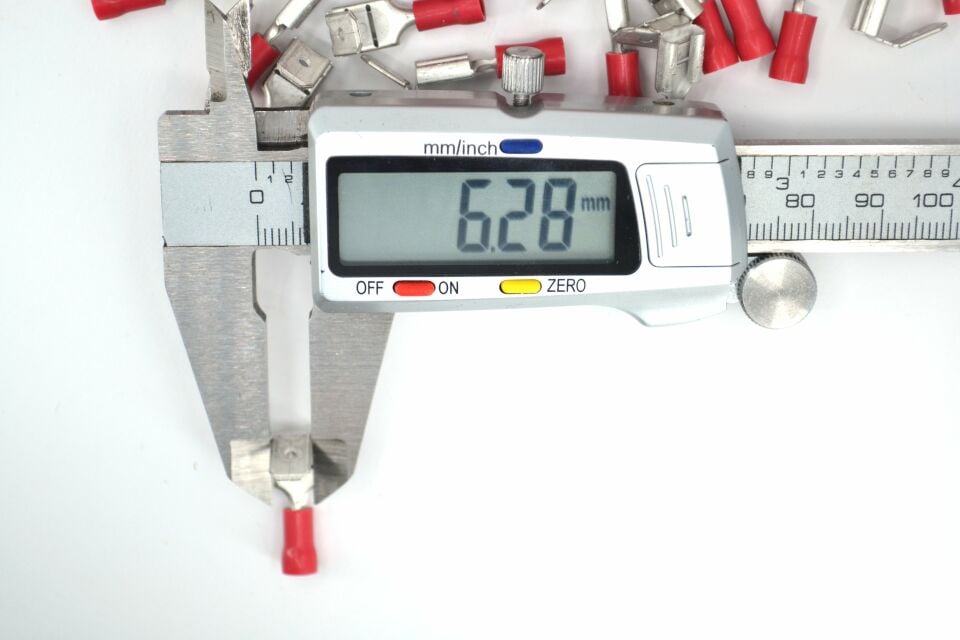 100 Adet 0,50-1,50mm Kablo Ucu 6,3 Erkek Dişi Dönüşlü Fiş Kırmızı Sıkmalı MT-SPGK63