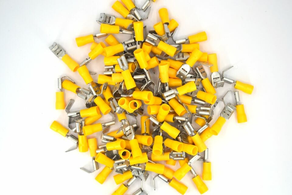100 Adet 4,00-6,00mm Kablo Ucu 6,3 Erkek Dişi Dönüşlü Fiş Sarı Sıkmalı MT-SPGS63