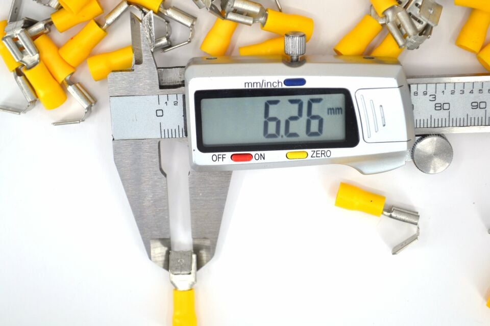 100 Adet 4,00-6,00mm Kablo Ucu 6,3 Erkek Dişi Dönüşlü Fiş Sarı Sıkmalı MT-SPGS63