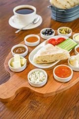 Ahşap Doğal Gürgen Ağacı Kahvaltı Sunum Tabağı – 10\'lu Sosluklu &  Oval Tabaklı Tasarım