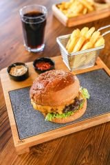 Ahşap Doğal Gürgen Ağacı Steak & Hamburger Sunum Seti – Bazalt Taşlı,  2'li Sosluklu, Metal Patates Kabı