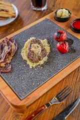 Ahşap Doğal Gürgen Ağacı Steak Sunum Tabağı – Bazalt Taşlı ve 2'li  Melamin Sosluklu