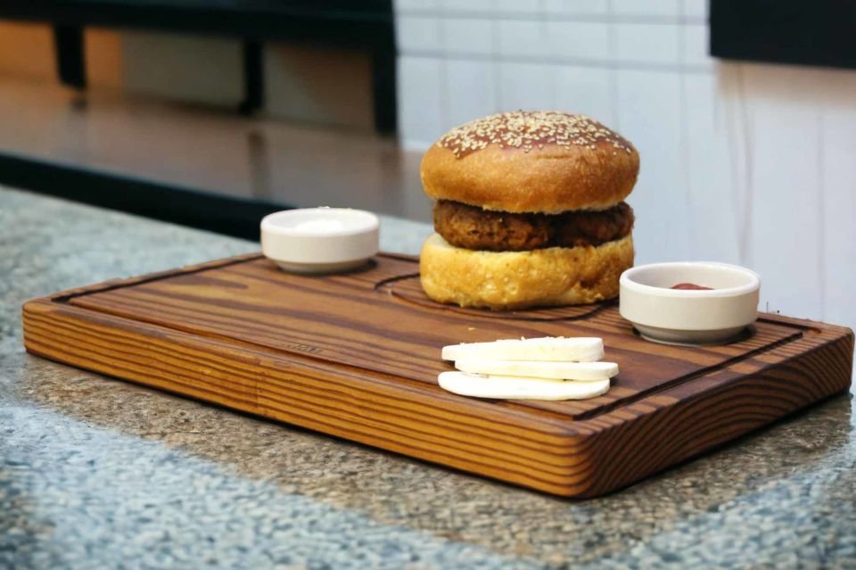 Ahşap Boğa Tasarımlı Termowood Steak Sunum Tabağı – 2'li Melamin  Sosluklu