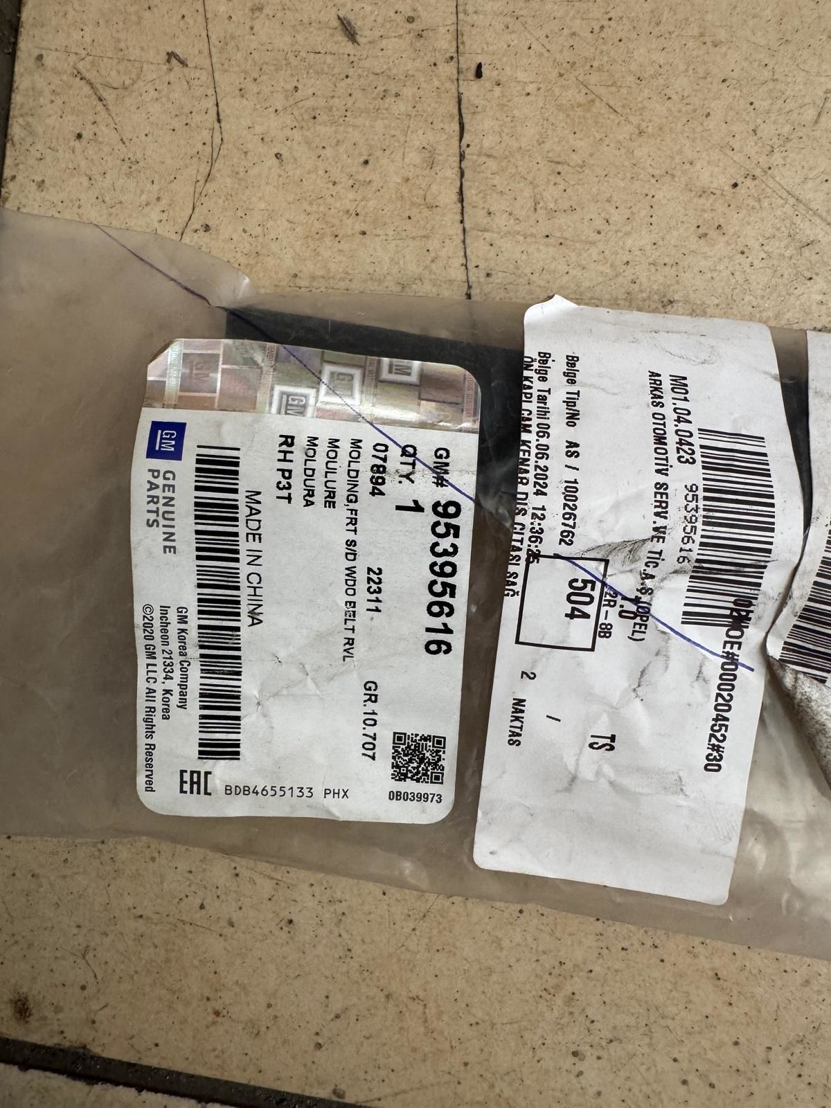 Chevrolet Trax Sağ Ön Dış Kapı Cam Kenar Çıtası Orjinal Gm 95395616