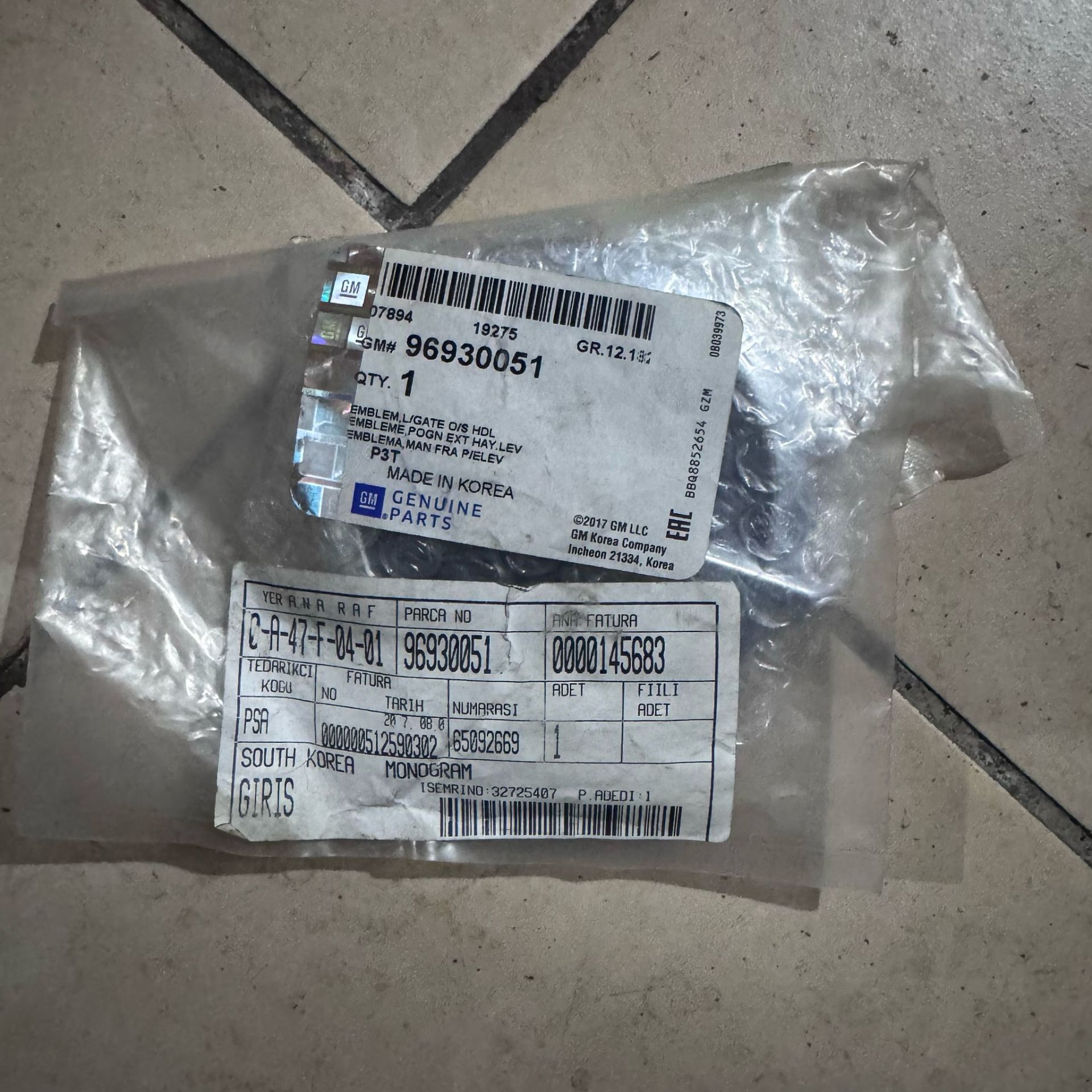 Opel Mokka X Arka Bagaj Amblemi Siyah Krom Orjinal Gm Marka 96930051